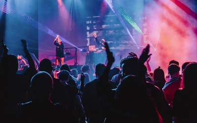 一群球迷在酒吧聚会，热烈讨论比赛场景