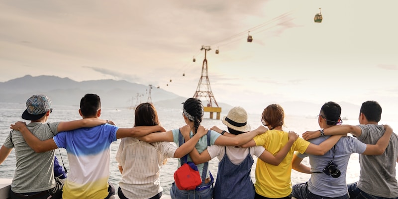 一群不同年龄的球迷在户外观看大型赛事直播，欢呼庆祝