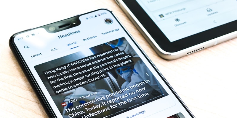 体育记者在赛场边使用笔记本电脑快速编辑新闻稿件