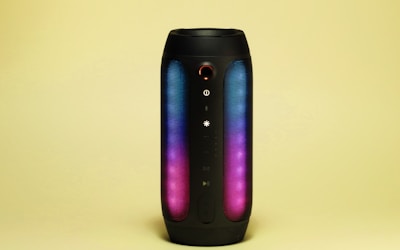 新闻编辑室工作场景，屏幕上显示最新体育新闻头条