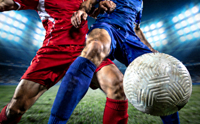 足球比赛现场直播画面，球员激烈拼抢特写